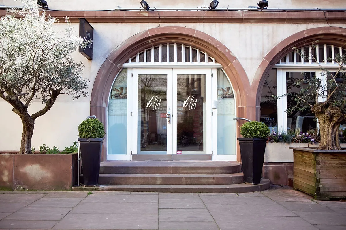 Les portes d'entrée du restaurant la Villa Casella.