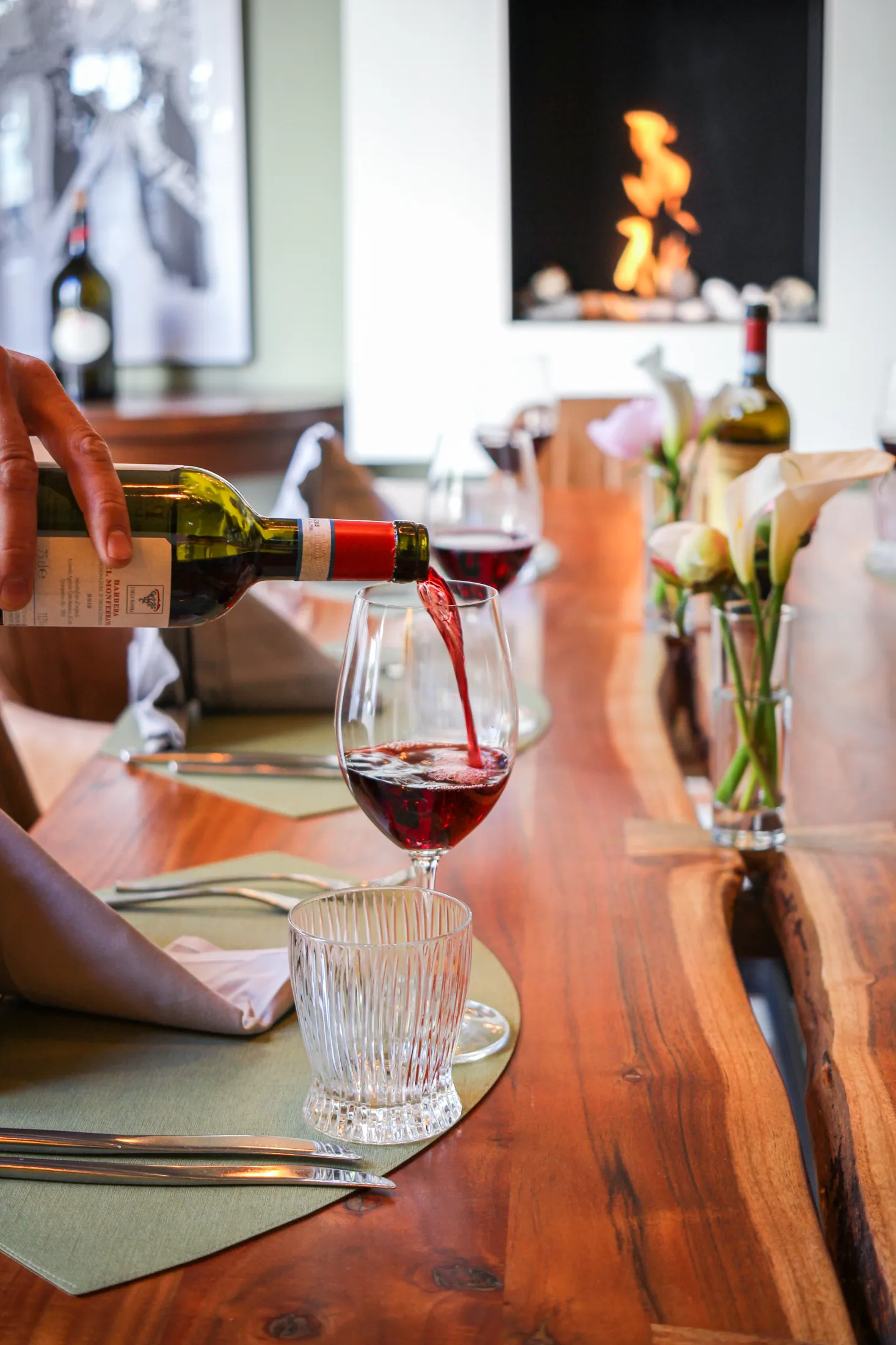 Notre sommelier sert un verre de vin